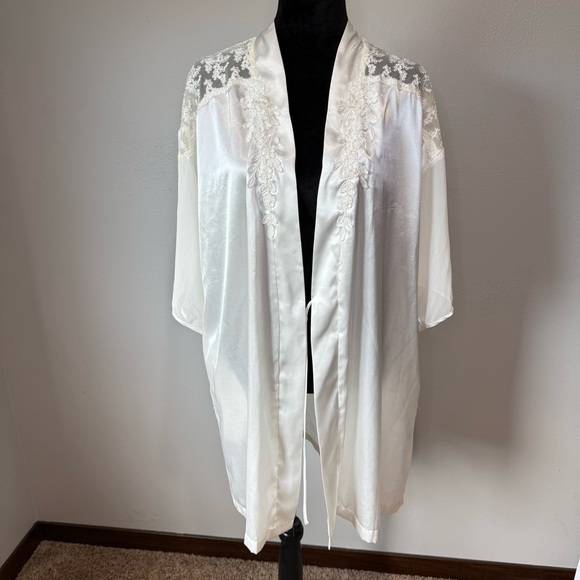 Dentelle Other - Dentelle White Satin & Lace Short Robe – Size Large
